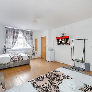 Homestay *rd98bl* For Your Relaxed & Cosy + Free Parking + Free Fast Wifi *, Leeds (West Yorkshire)